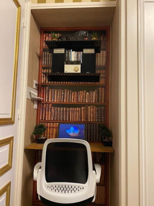 Premium Studio 2 Minutes Walk From Champs-Elysees Paris Bagian luar foto